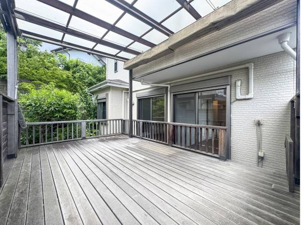 雨の日も安心な屋根付きのウッドデッキ