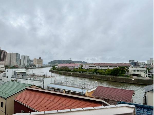 リビングから江の島を一望。毎日がリゾート気分になる特等席です。