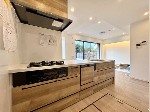 対面式システムキッチンは食洗機と浄水器付き