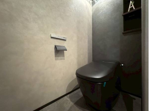 ブラックモダンなトイレ