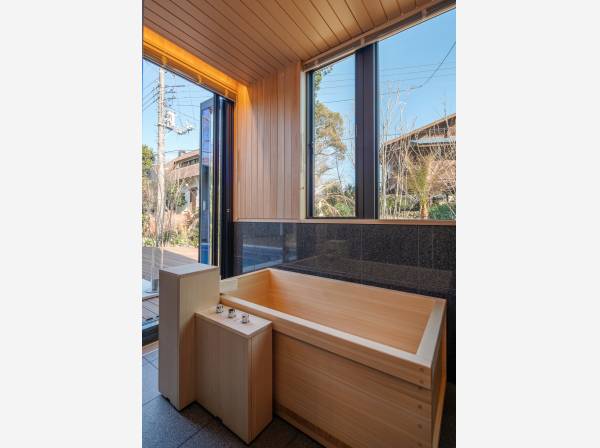 贅沢な檜風呂/温泉付きですので、日ごろの疲れを癒してください