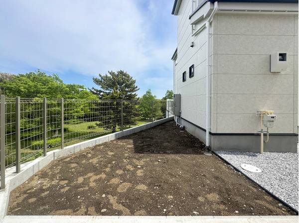 敷地奥には緑が寄り添うお庭スペースもあります