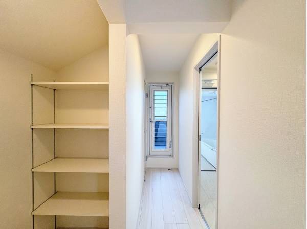 キッチン横にはパントリースペース、奥には勝手口も