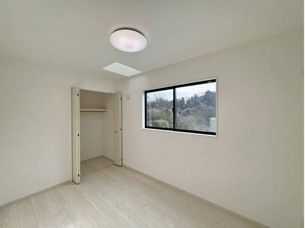 天井窓付き洋室。