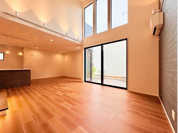 日差しがたっぷり降り注ぐ、大きな窓のある明るいリビング