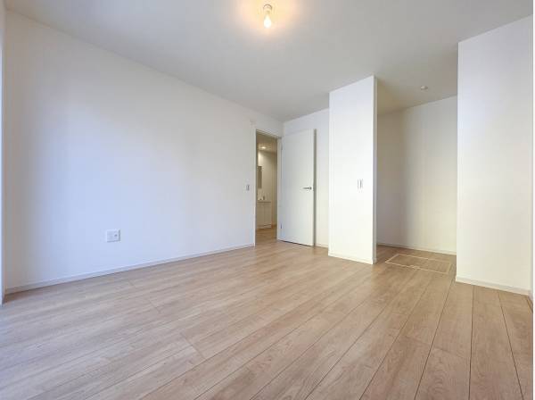 ウォークインクローゼットを備えた主寝室