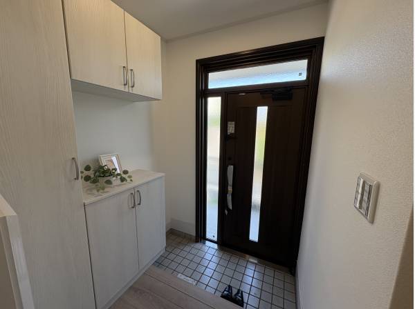 玄関も明るくて広いですよ！