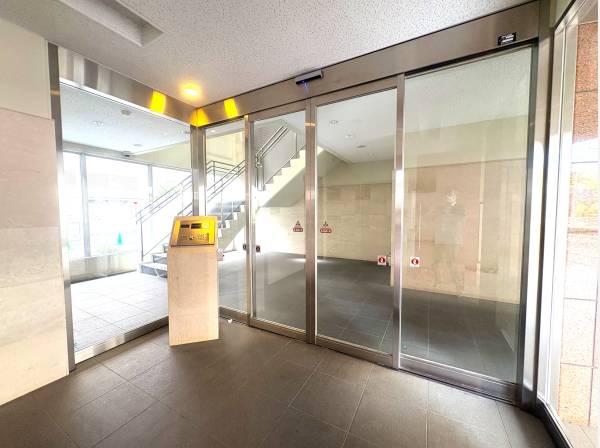 ガラス張りのホールで明るいホールを演出しています