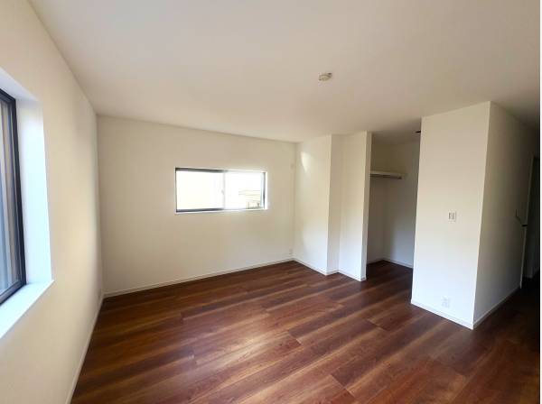 １０．８帖大の主寝室にはWI.クロゼットと書斎付きの贅沢空間です！