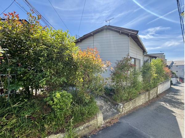 第二種風致地区につき緑豊かな街並みが保たれています。