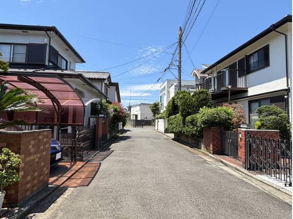 大通りではないですが、広い約５．２ｍの道路に面し車でのアプローチも良好