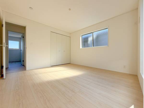 大きなベッドも余裕をもって置けそうな約8帖のお部屋