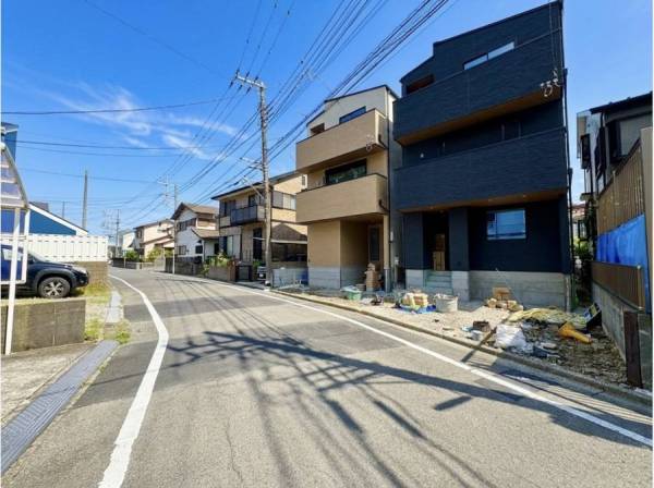 前面道路もゆとりがあり、ガレージは大型車も駐車可能！