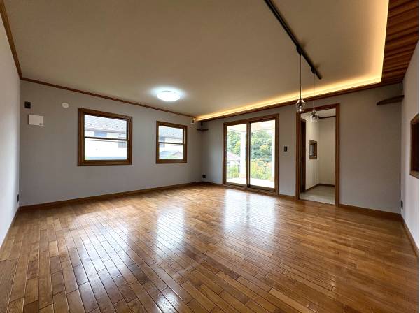 大型家具も配置可能なゆったりとしたリビングは落ち着きある空間