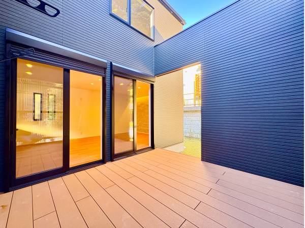 ＬＤＫからフラットにつながるデッキテラス