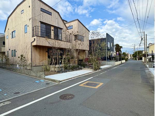 南東側公道約5.4mで開放感ある立地です