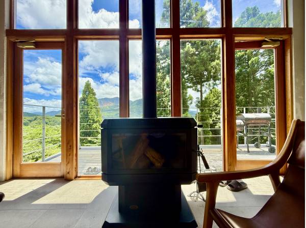 寒い時期はご家族で暖炉にお集まりください