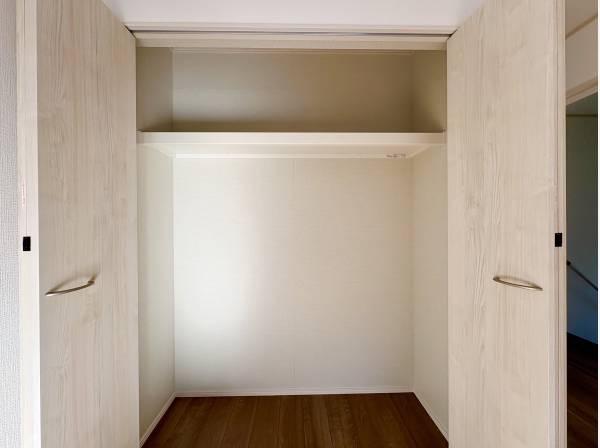 各お部屋にはしっかりと収納棚を完備