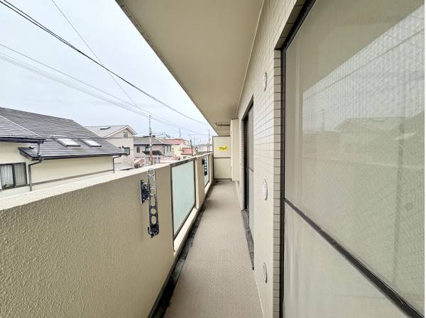 LDK正面にあるバルコニー洗濯物は沢山干せる広さ