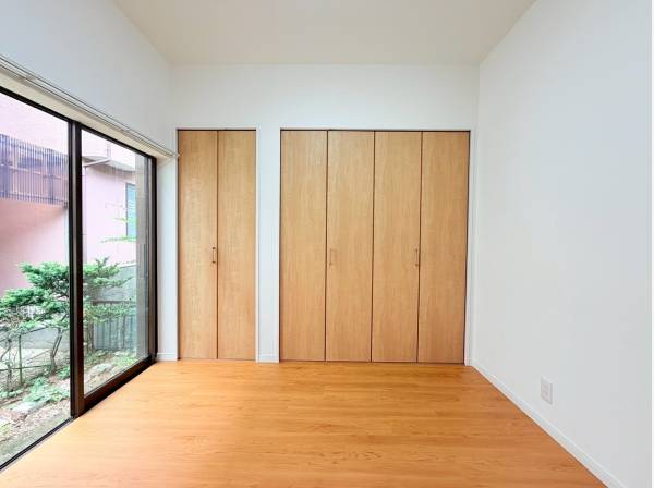 こちらの居室は約6帖、クローゼット収納もございます