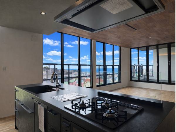 料理をしながら海を望む湘南らしい贅沢なキッチン空間。