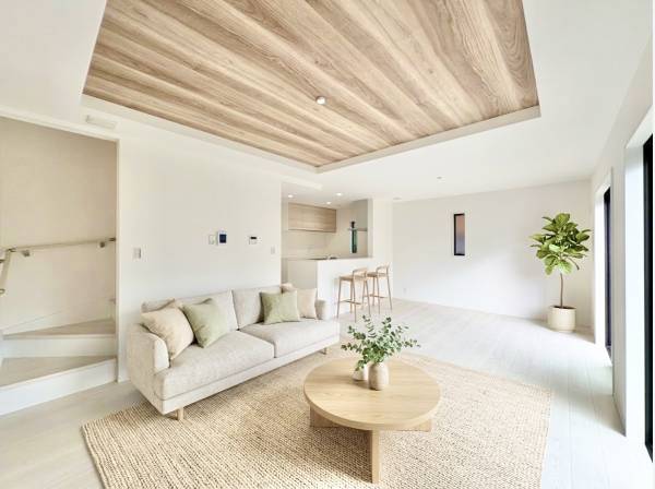 木目調の折り上げ天井が空間を彩るLDK！※家具等はイメージ