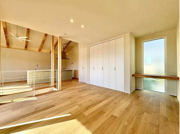 明るいリビングです。詳細についてはお気軽にお問い合わせください。