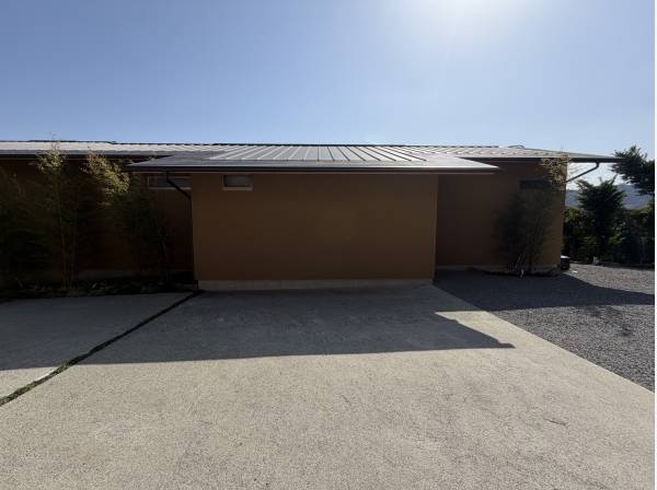 カースペースはゆとりの3台分、オーシャンビューを望む邸宅