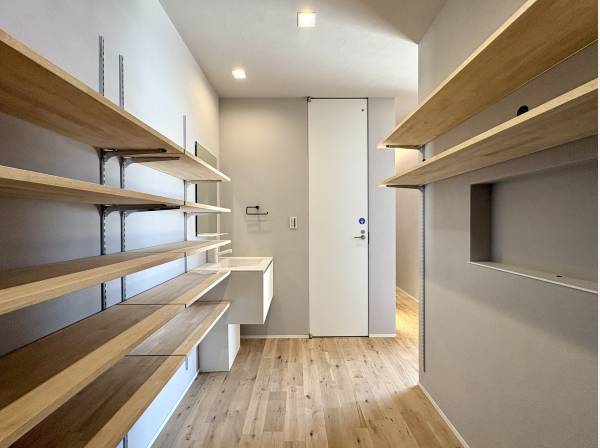 動線もスマートに。収納力抜群のウォークスルーSIC。