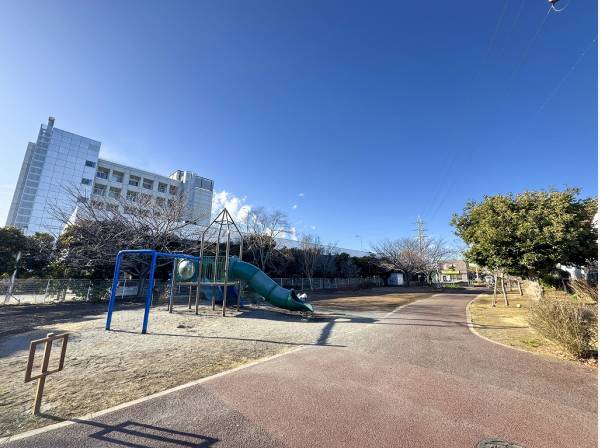 上ノ田公園まで徒歩5分(約350m)