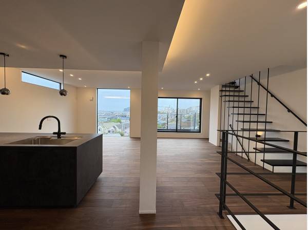 海が見えるのがわかります、大きな窓