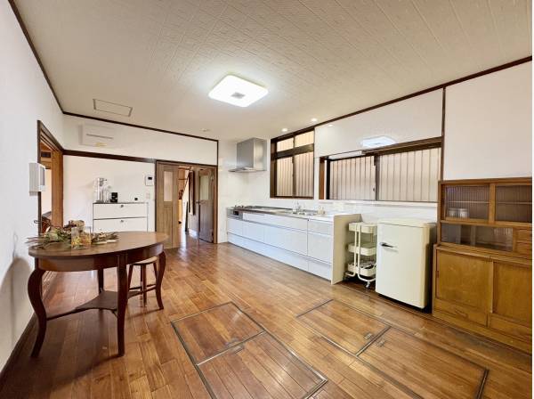 窓が多く明るいLDK