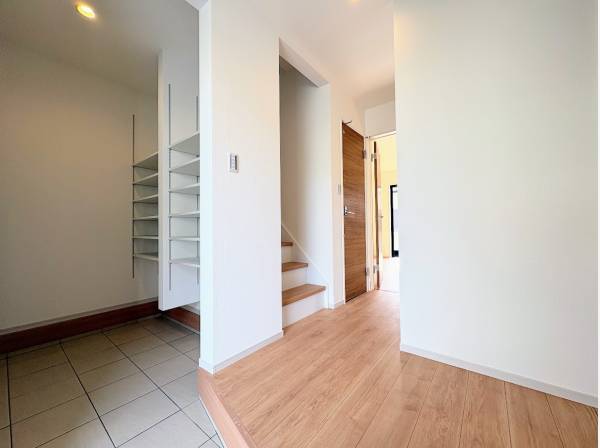 ゆとりあるスペースのエントランス