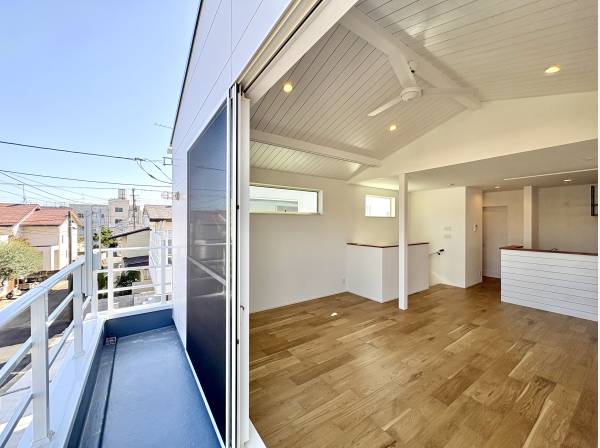 開放感あるバルコニーへ繋がる天井高のリビング