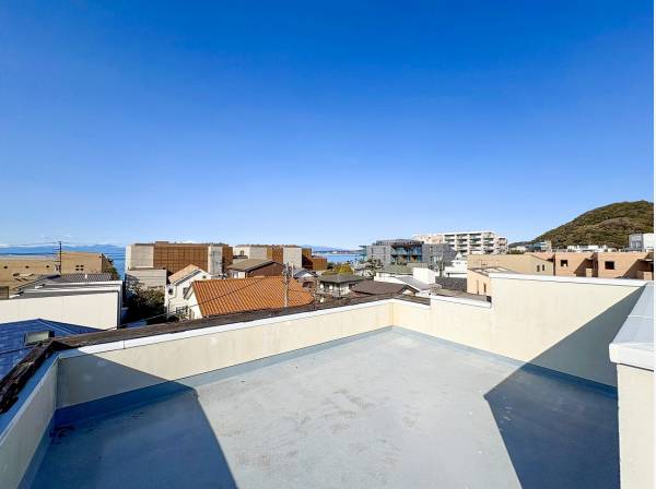 富士山が頭をのぞかせるオーシャンビュールーフトップ