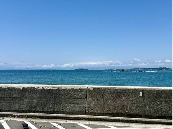 近くの海からは江の島も！　青い海と空が広がる湘南ライフを満喫