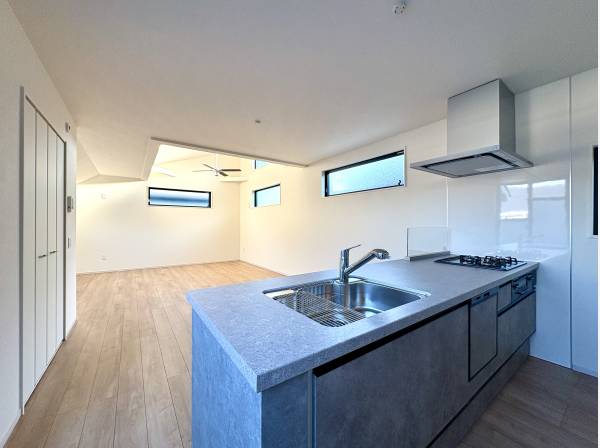 吹き抜けのLDKをキッチンから見渡せ、床暖房が心地よさを添えます