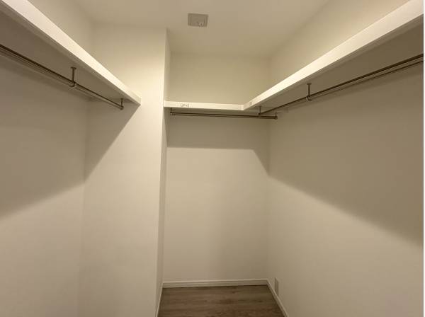 服も荷物もまとめて入る大きなウォークインクローゼット