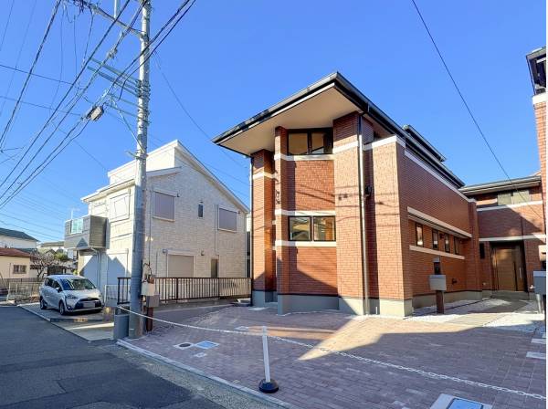 一際目を惹く全4棟からなるレンガ造りの美しい外観