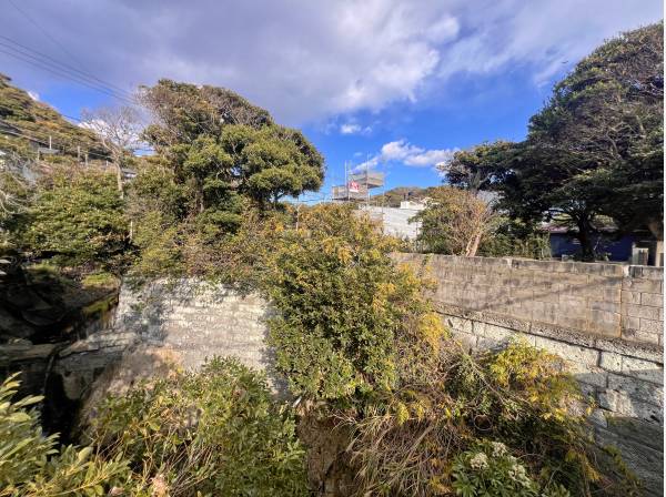 隣地には小川が流れ、川のせせらぎ・・