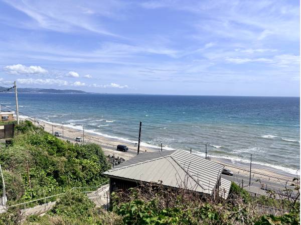 少し降りると目の前に広がる青い海！湘南の絶景を堪能できる眺望です