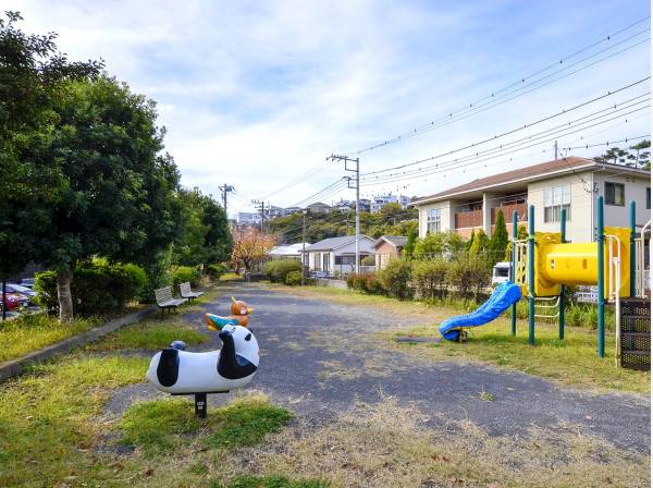 マンションに隣接した七里ガ浜東さざえ公園