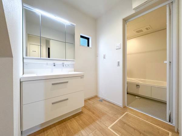 大きな収納スペースを備えた洗面化粧台が便利