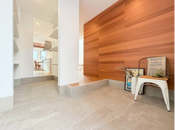 エントランスも大容量のSICを備え、SICからは LDKに一直線！