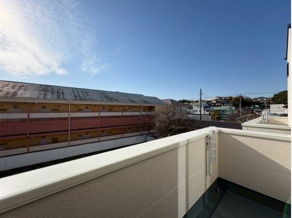 バルコニーも広々としております！