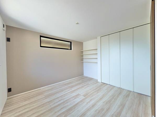 7.4帖の居室。大きなクローゼットがございます
