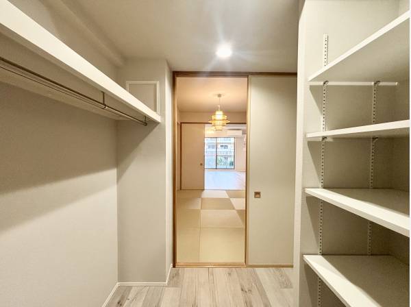 洋室から洋室へとつながっています