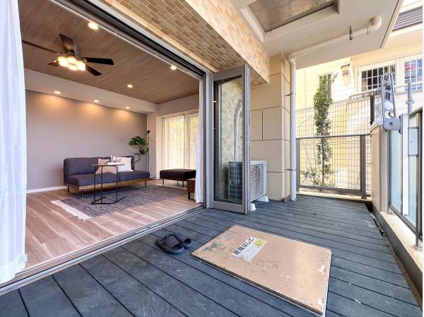 リビングの延長のようなデッキスぺースが寄り添うお部屋
