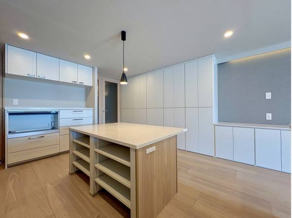 豊富な収納に囲まれつつも圧迫感を感じさせないゆとりある空間