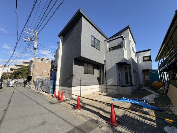 駅至近の立地にありながら、静寂と開放感も享受します